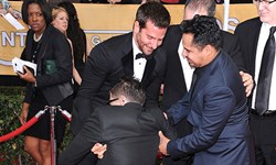 妞快報：布萊德利庫柏跨下遭攻擊？！ 妞快報、布萊德利庫柏、紅毯、記者、惡作劇、Vitalii Sediuk