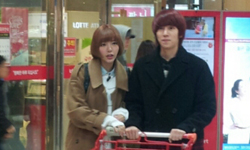 妞快報：希澈跟郭雪芙親密搭肩逛超市 妞快報、希澈、郭雪芙、我們結婚了、親密