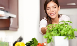 不用餓肚子也能瘦！2014年最夯的4種減肥飲食法 彈性素食飲食法、The Flexitarian Diet、環保艾氏飲食法、The Eco-Atkins Diet、生食減肥法