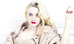 真的是一白遮三醜？蒼白肌女孩該注意的5點上妝撇步 白皮膚、女孩、時尚、美人計、達柯塔芬妮、亞曼達塞福瑞、化妝、打亮、修容、粉餅