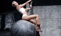 不脫則已，一脫驚人！以脫衣證明自己長大的女星 脫、女星、好萊塢、迪士尼、18歲、成年、長大、女人、女孩、麥莉、賽琳娜戈梅茲、亞曼達拜恩斯、凡妮莎哈金斯、達科塔芬妮、艾碧貝斯琳