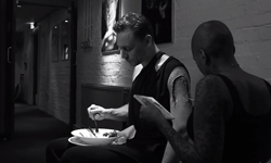 妞快報：湯姆希德斯頓幕後練習帥氣模樣曝光！ 妞快報、湯姆希德斯頓、Coriolanus、Donmar Warehouse、幕後、舞台劇