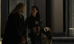 妞快報：洛基偷穿美國隊長的緊身衣直呼：好緊！ 妞快報、洛基、美國隊長、雷神索爾、緊身衣