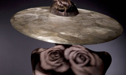 美女設計師驚豔世人！碧玉御用前衛設計師Maiko Takeda Maiko Takeda、設計、時尚、碧玉、Björk