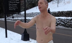 大叔你不冷嗎？夢遊裸男雕像現身衛斯理學院 藝術、雕像、衛斯理、Tony Matelli