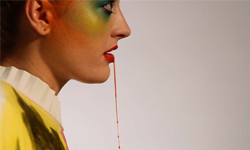 喝顏料挖吐作畫　正妹朝Lady Gaga狂嘔滿身 正妹、藝術家、藝術、作畫、畫家