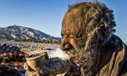 洗乾淨的話就會生病？60年沒洗過澡的伊朗老翁 洗澡、伊朗、Amoo Hadji、糞便