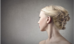 別讓脖紋出賣妳的年齡！不保養頸部肌膚的恐怖後果 ibeauty、脖子、頸紋、電波拉皮、肉毒桿菌