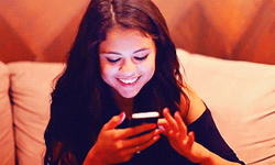 常常對著螢幕傻笑？看圖檢測你的手機成癮症頭 手機、成癮、臉書、低頭、私話題