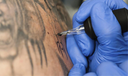 損友與刺青師鋃鐺入獄　因他在友人背上刺的圖案是... 大屌、刺青、壞朋友、刺青師、大屌、惡整、友人、朋友、陽具、睪丸、不雅、Matthew Francis Brady、Christopher William Lord