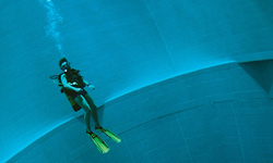 真的可以當小美人魚了？世界最深游泳池Nemo 33 Nemo 33、游泳池、游泳、潛水、比利時