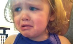 父母的婚禮太感人！寶寶聽到爸媽的婚禮歌曲痛哭流涕 萌、嬰兒、影片、落淚、眼淚