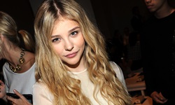 「超殺女」克蘿伊摩蕾茲17歲了！自曝最想演超級英雄 GQ、克蘿伊摩蕾茲、17歲、女英雄、黑寡婦、神力女超人、