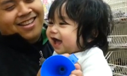 父母出怪招！只為看到天使般的笑容 小孩、天使、笑容、新玩具、打噴嚏、一個字、唱歌