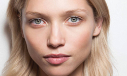 以後都素顏上街就好了？2014春夏彩妝總整理 橘色口紅、素顏、低馬尾、粉色眼影、彩妝趨勢