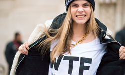 進入字母T恤的世界！搭出最有名模態度的穿搭術 字母T恤、Cara Delevingne、街拍、搭配、Cara Delevingne