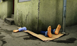 街角驚見壓扁男屍！驚悚假人揭街頭黑暗面 Fra. Biancoshock、街頭藝術