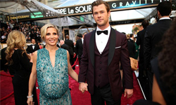 妞快報：索爾老婆挺肚走紅毯　遭譏「根本是啤酒肚」！ 妞快報、雷神索爾、懷孕、啤酒肚、Chris Hemsworth