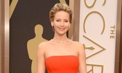 妞快報：把奧斯卡典禮當遠足？小珍妮佛的包包裝滿了… 妞快報、奧斯卡、珍妮佛勞倫斯、小珍妮佛、手拿包