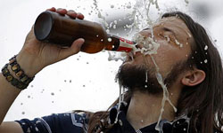 喝酒喝死人！玩命飲酒遊戲引起連環死亡 Neknomination、喝酒、獵奇、猝死、飲酒