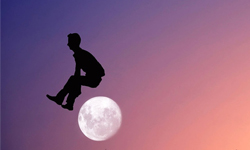 可以把月亮摘下來送我嗎？和月亮玩在一起的攝影作品 Adrian Limani、月亮、攝影、剪影、遊戲、玩、藝術