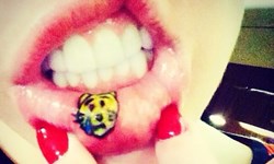 妞快報：唇唇欲動？！麥莉大秀唇內刺青！ 妞快報、麥莉、刺青