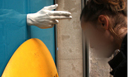 心有戚戚焉！「手」裝置藝術反思社會問題 Octavi Serra、Mateu Targa、Daniel Llugany、Pau Alekumsalaam、西班牙