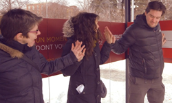 牽手就能升溫？候車亭分享溫暖對抗寒流 金頂電池、人、寒流、溫暖、暖流、牽手、候車亭、發電