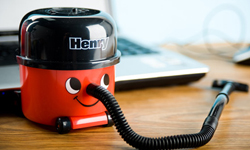清鍵盤也要裝可愛！好討喜的電腦吸塵器小精靈Henry       吸塵器、鍵盤、電腦、打掃、小精靈、Henry Hoover