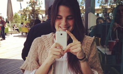 先拍照才開飯？低頭族的5大病徵    私話題、低頭族、拍照、手機成癮、社群