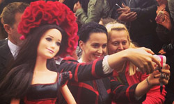 沒人比她更時髦！十萬粉絲擁載的時尚新指標Barbie Birkin Barbie Birkin、芭比、時尚、時裝週、Katy perry