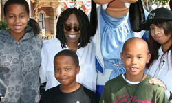 他抱著的不是兒子，而是孫子！已是阿公阿嬤等級的好萊塢藝人 史提芬泰勒、Steven Tyler、皮爾斯布洛斯南、Pierce Brosnan、金凱瑞、Jim Carrey、湯姆漢克、Tom Hanks、