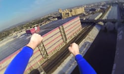 一圓打擊犯罪的英雄夢！用超人的視野看世界 