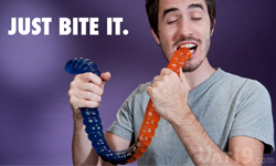 派對一起來吃蟲！超吸睛3萬大卡巨型軟糖 蟒蛇、蚯蚓、可樂、鬍子、骷髏