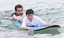 妞快報：私底下也是超級英雄！蜘蛛人教自閉症兒衝浪 妞快報、安德魯加菲爾德、衝浪、公益