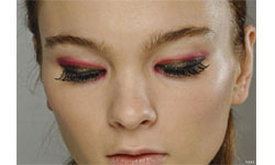 女孩們要注意！10種會讓男人倒彈的常見美妝錯誤 VOGUE、補妝、眼妝、唇蜜、指甲油