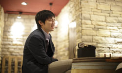 [新聞稿]V-smart音樂專題人物-王希文 V-smart、翻滾吧阿信、總舖師、十二夜、王希文、音樂、耳機