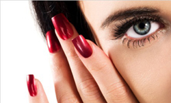 黏假指甲感染─少女手指變綠、潰爛、斷肢！ 美妝、化妝品、假指甲、指甲膠、甲片