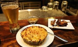 咖啡店也賣啤酒和串燒？星巴克的深夜食堂正式開張 星巴克、starbucks、晚餐、咖啡、啤酒、紅酒、串燒