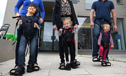 一位母親愛的發明！讓殘疾孩童重拾笑容的親子助行器 殘疾、親子助行器、Debby Elnatan、腦性麻痺、Firefly Upsee