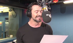 妞快報：唱不上去的金鋼狼！休傑克曼上電台錄音逗樂主持人 妞快報、休傑克曼、金鋼狼、悲慘世界、Who Am I、Wolverine、BBC Radio 1、Hugh Jackman