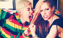 妞快報：到底誰比較紅？麥莉和艾薇兒互扯頭髮！ 妞快報、麥莉、艾薇兒、加拿大、愚人節