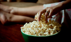 房間就是你的電影院！12小時不間斷之懶洋洋片單 破案天才伽利略: 真夏方程式、8½、美味關係、哈比人：意外旅程、派特的幸福劇本