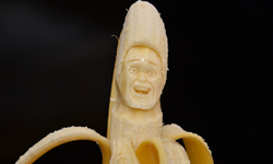 他才是真正的香蕉王！令人歎為觀止的香蕉雕刻 香蕉、雕刻、進擊的巨人、辛普森、動漫