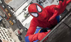 目擊者以為他要自殺？！無特效蜘蛛人跳樓救美 Charlie Todd、Improv Everywhere、蜘蛛人、哈利波特、星際大戰、魔戒