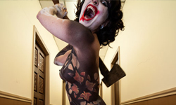 三點全露人皮裝！猙獰裸女恐怖人體彩繪 Paul Roustan、芝加哥、藝術、人體彩繪、裸女