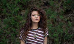 讓卡爾老佛爺也魂牽夢縈！18歲天生歌姬Lorde vogue、紫莓果、詩意、吉他、M.A.C