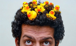 頭上冒出泡泡和黃色小鴨？埃及魔髮師的創意攝影 Ahmad El-Abi、埃及、頭髮、黃色小鴨、泡沫、棒棒糖、義大利麵、魚、樂高、蠟筆、藝術