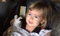 生平最恐怖經驗！2歲娃洗車機初體驗像進鬼屋 恐怖、驚恐、驚慌、驚嚇、嚇死、洗車、機器、洗車機、鬼屋、初體驗、第一次、首次、美國、亞利桑那州、女娃、女嬰、女孩、蘿莉、萌、影片、短片、Lola Mae