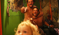 兩歲娃的煙酒日常？小女孩與毒蟲爸媽生活紀實 攝影、吸毒、Irina Popova、Anfisa's family、Another Family